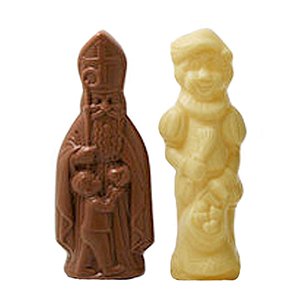 Witte Zwarte Piet of roetpiet en sinterklaas in chocolae